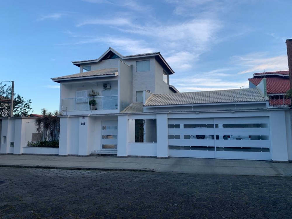 VENDO CASA COM 06 DORMITÓRIOS